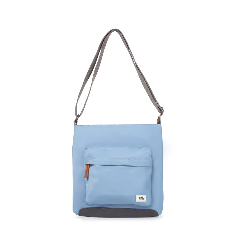 ROKA Kennington Mittelgroße Tasche aus recyceltem Nylon | Retro-Blau