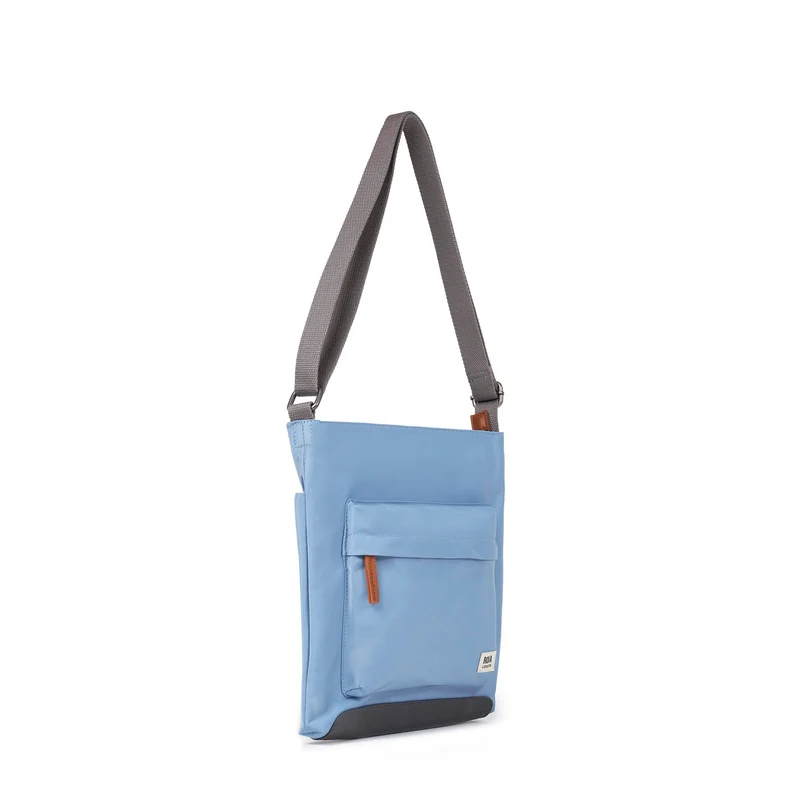 ROKA Kennington Mittelgroße Tasche aus recyceltem Nylon | Retro-Blau