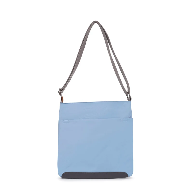ROKA Kennington Mittelgroße Tasche aus recyceltem Nylon | Retro-Blau
