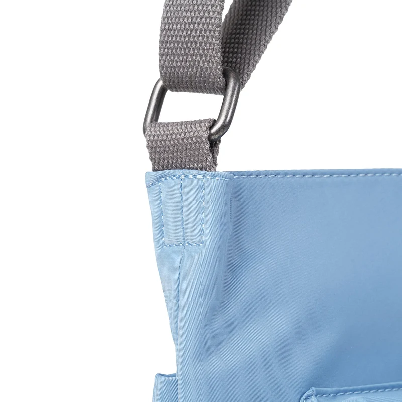 ROKA Kennington Mittelgroße Tasche aus recyceltem Nylon | Retro-Blau