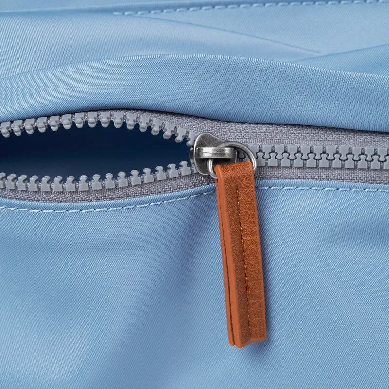 ROKA Kennington Mittelgroße Tasche aus recyceltem Nylon | Retro-Blau