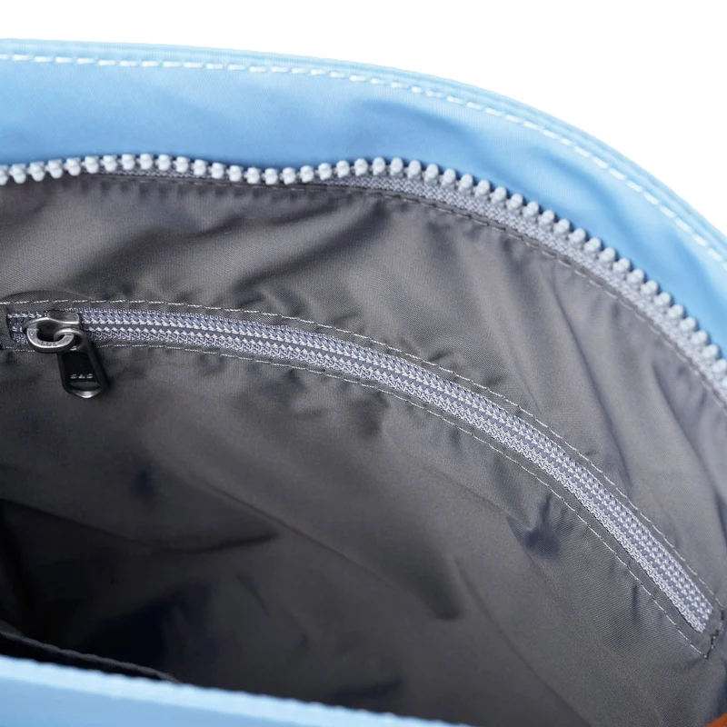 ROKA Kennington Mittelgroße Tasche aus recyceltem Nylon | Retro-Blau