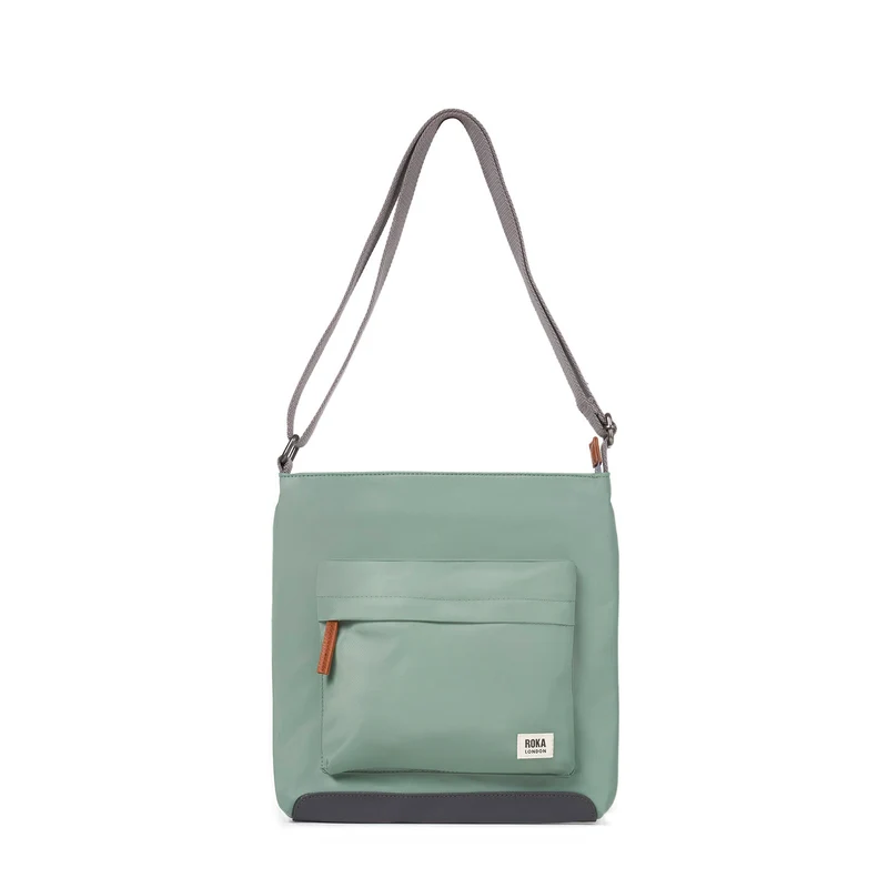 ROKA Kennington B Mittelgroße Tasche aus recyceltem Nylon | Frost