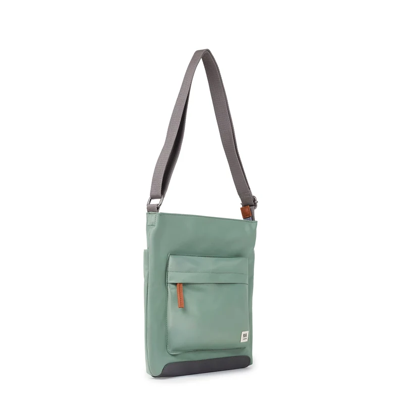 ROKA Kennington B Mittelgroße Tasche aus recyceltem Nylon | Frost