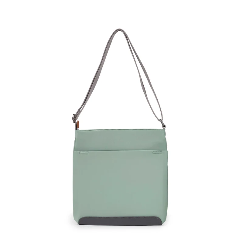 ROKA Kennington B Mittelgroße Tasche aus recyceltem Nylon | Frost
