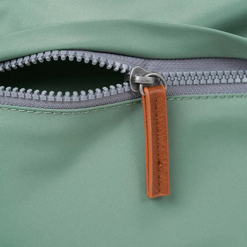 ROKA Kennington B Mittelgroße Tasche aus recyceltem Nylon | Frost