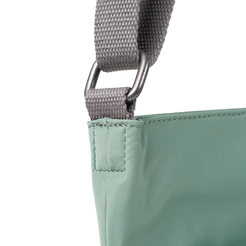 ROKA Kennington B Mittelgroße Tasche aus recyceltem Nylon | Frost