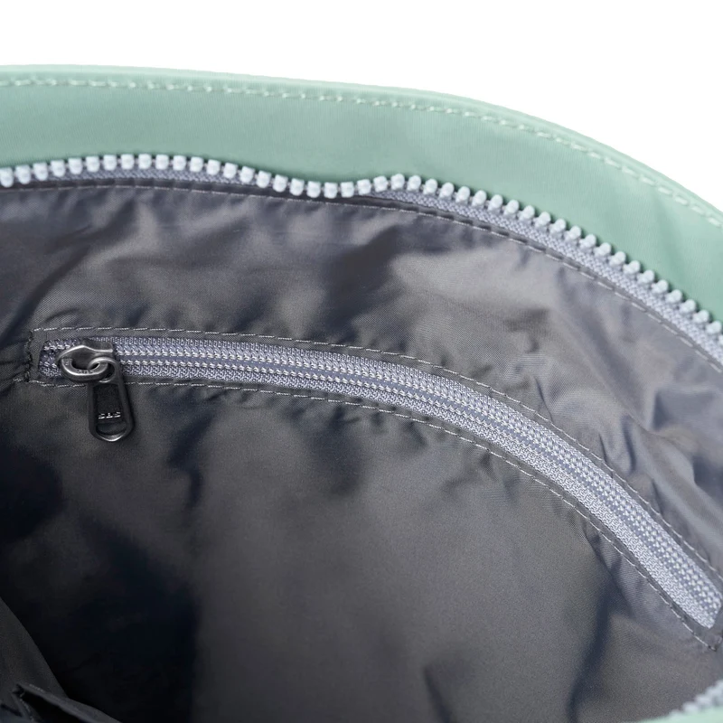 ROKA Kennington B Mittelgroße Tasche aus recyceltem Nylon | Frost