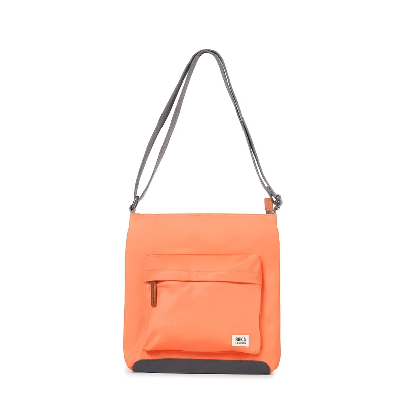 ROKA Kennington B Mittelgroße Tasche aus recyceltem Nylon | Feuerwerkskörper