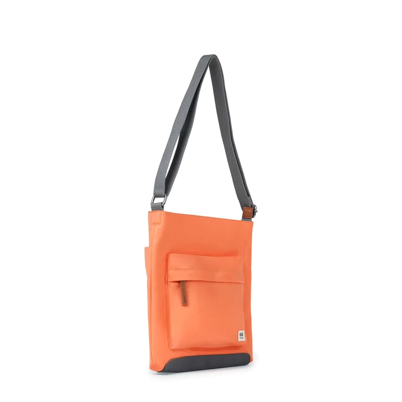 ROKA Kennington B Mittelgroße Tasche aus recyceltem Nylon | Feuerwerkskörper