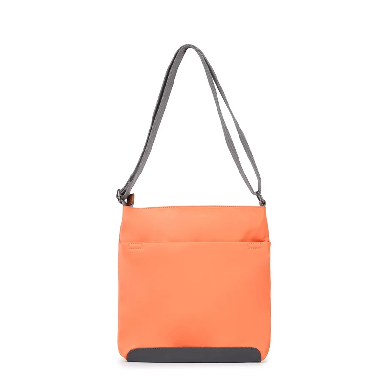 ROKA Kennington B Mittelgroße Tasche aus recyceltem Nylon | Feuerwerkskörper