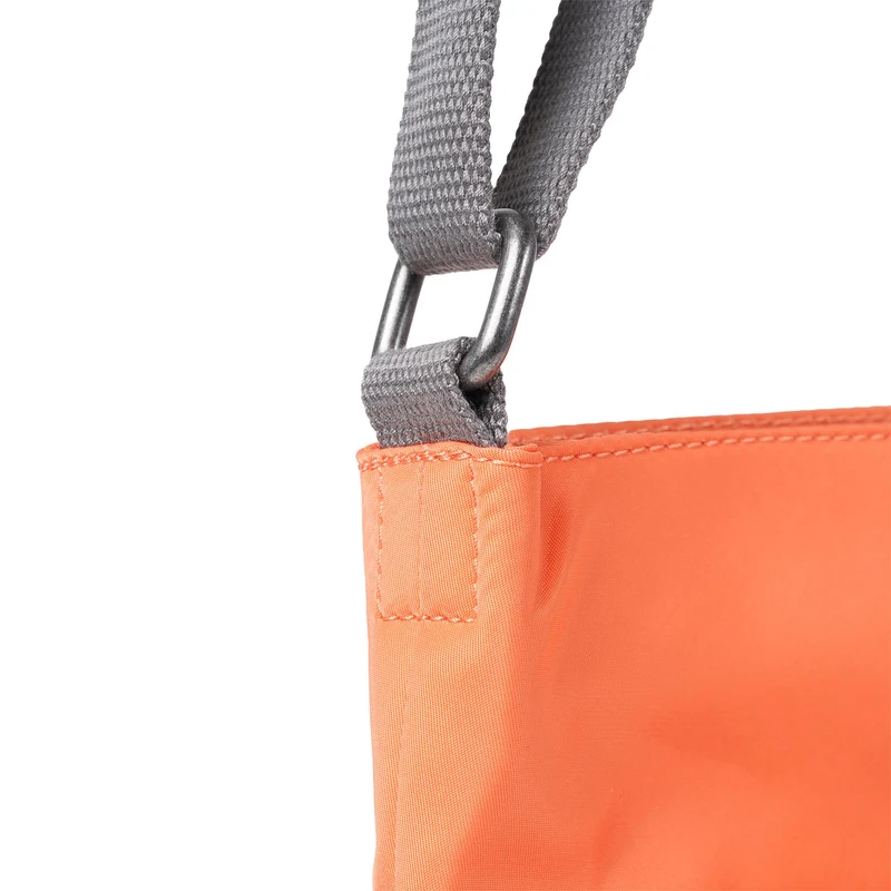 ROKA Kennington B Mittelgroße Tasche aus recyceltem Nylon | Feuerwerkskörper