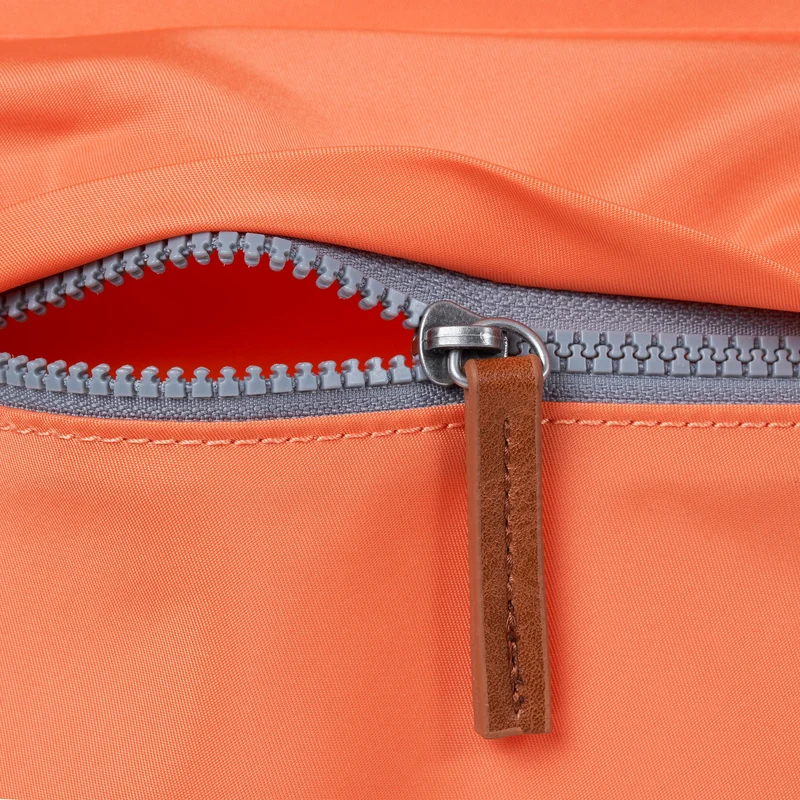 ROKA Kennington B Mittelgroße Tasche aus recyceltem Nylon | Feuerwerkskörper