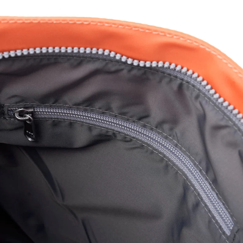 ROKA Kennington B Mittelgroße Tasche aus recyceltem Nylon | Feuerwerkskörper