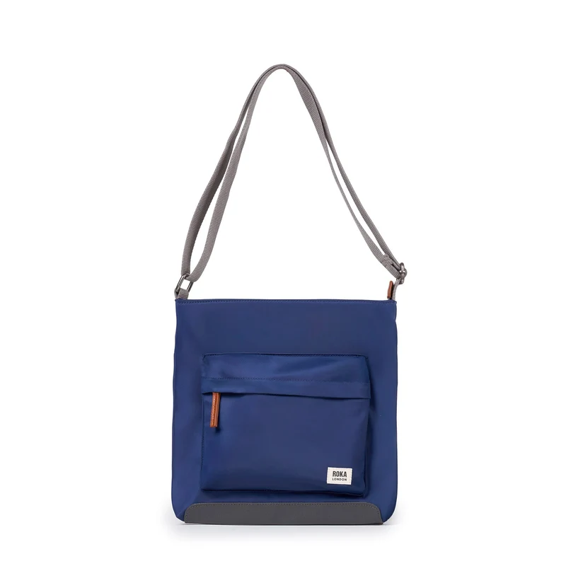 ROKA Kennington B Mittelgroße Tasche aus recyceltem Nylon | Frisches Blau