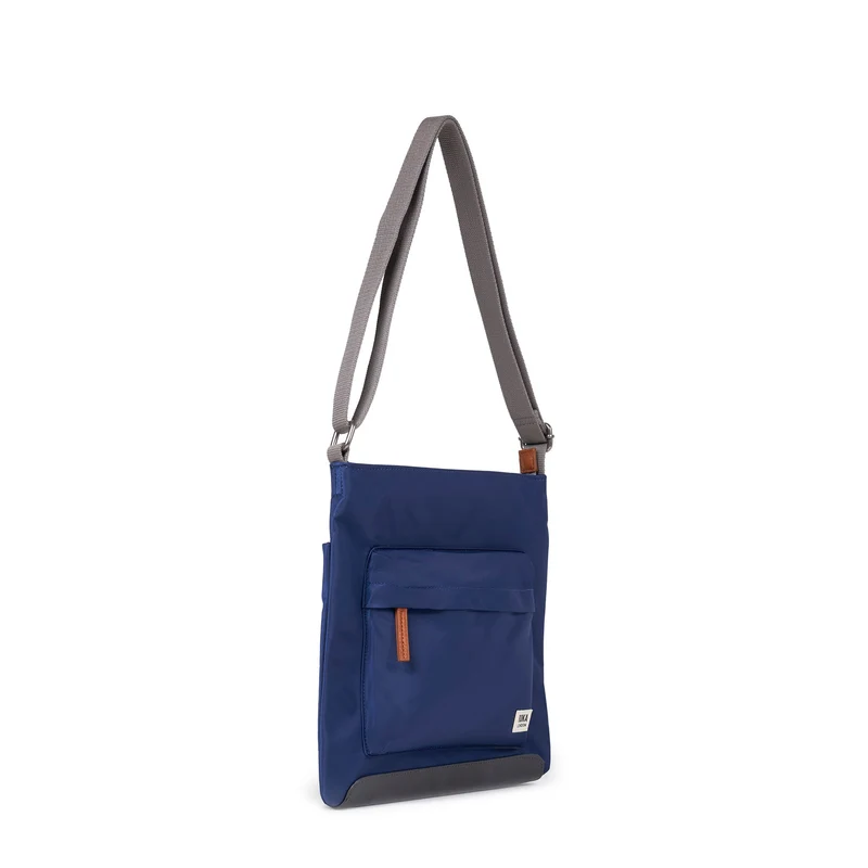 ROKA Kennington B Mittelgroße Tasche aus recyceltem Nylon | Frisches Blau