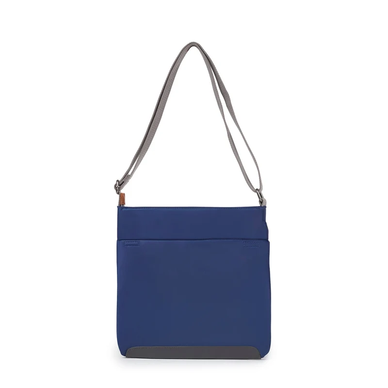 ROKA Kennington B Mittelgroße Tasche aus recyceltem Nylon | Frisches Blau