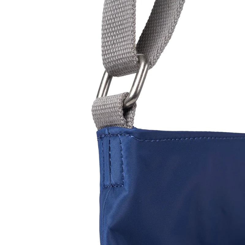 ROKA Kennington B Mittelgroße Tasche aus recyceltem Nylon | Frisches Blau