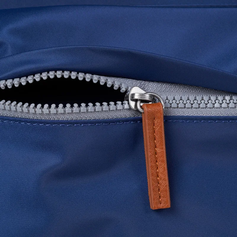 ROKA Kennington B Mittelgroße Tasche aus recyceltem Nylon | Frisches Blau