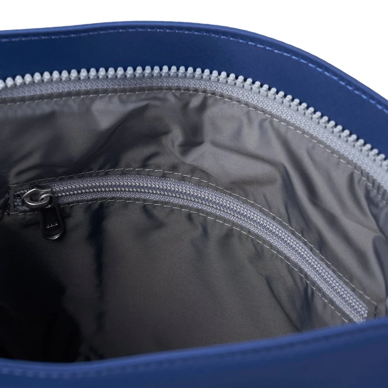 ROKA Kennington B Mittelgroße Tasche aus recyceltem Nylon | Frisches Blau