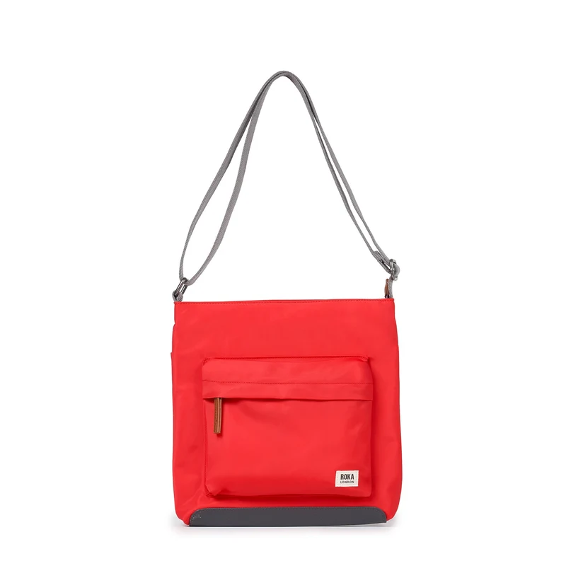 ROKA Kennington B Mittelgroße Tasche aus recyceltem Nylon | Chiliöl