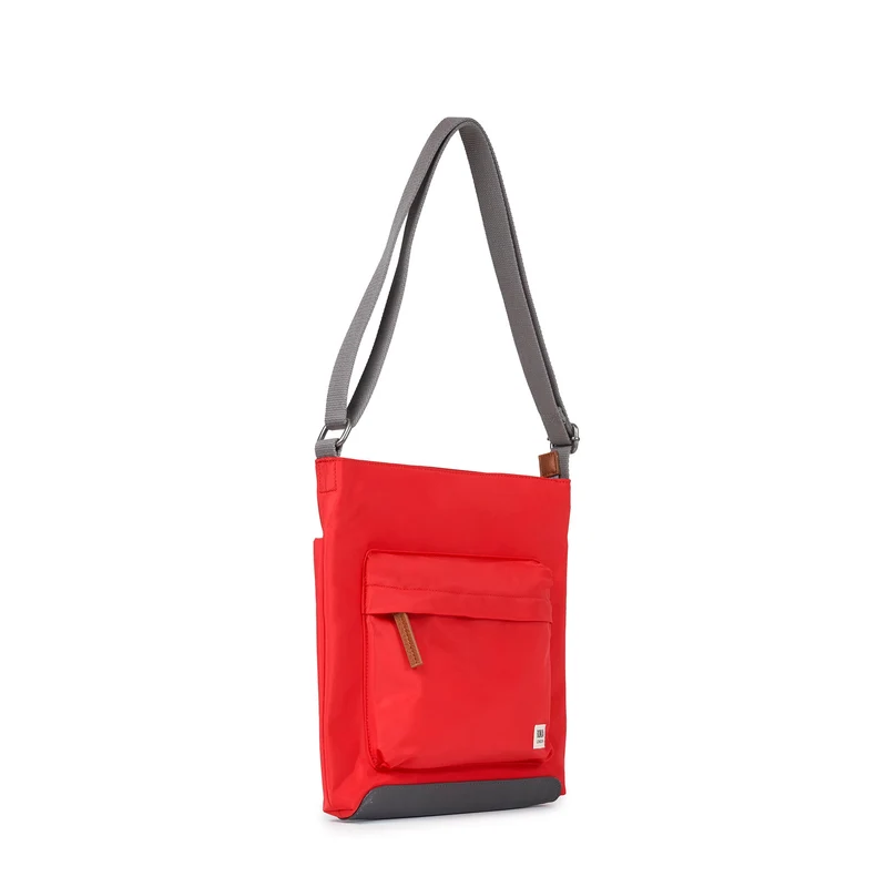 ROKA Kennington B Mittelgroße Tasche aus recyceltem Nylon | Chiliöl