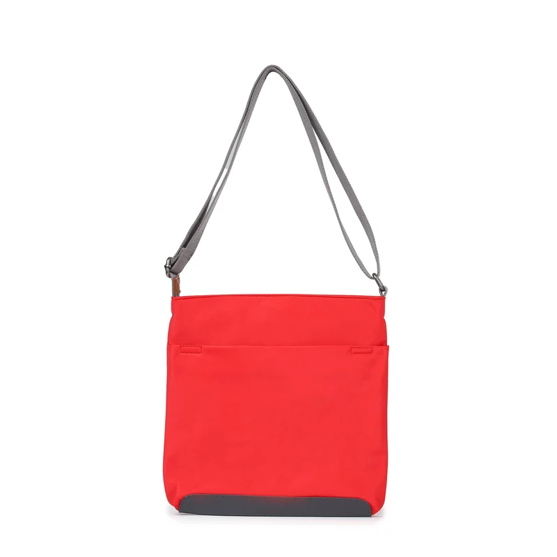ROKA Kennington B Mittelgroße Tasche aus recyceltem Nylon | Chiliöl