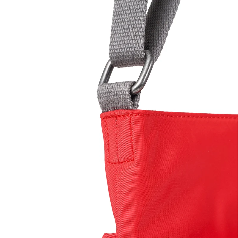 ROKA Kennington B Mittelgroße Tasche aus recyceltem Nylon | Chiliöl