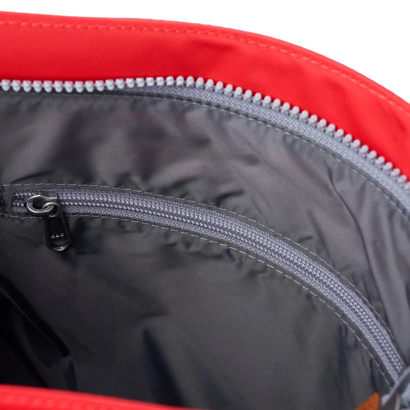 ROKA Kennington B Mittelgroße Tasche aus recyceltem Nylon | Chiliöl