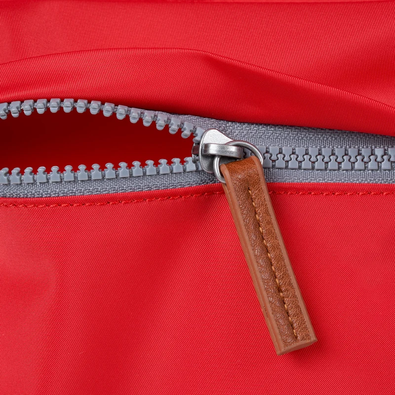 ROKA Kennington B Mittelgroße Tasche aus recyceltem Nylon | Chiliöl