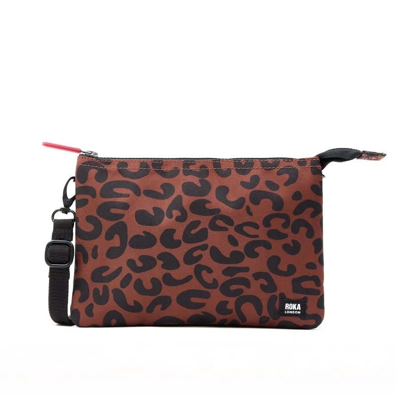 ROKA Carnaby Crossbody XL Tasche aus recyceltem Canvas mit Leopardenmuster