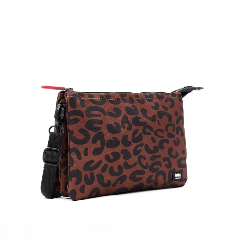 ROKA Carnaby Crossbody XL Tasche aus recyceltem Canvas mit Leopardenmuster