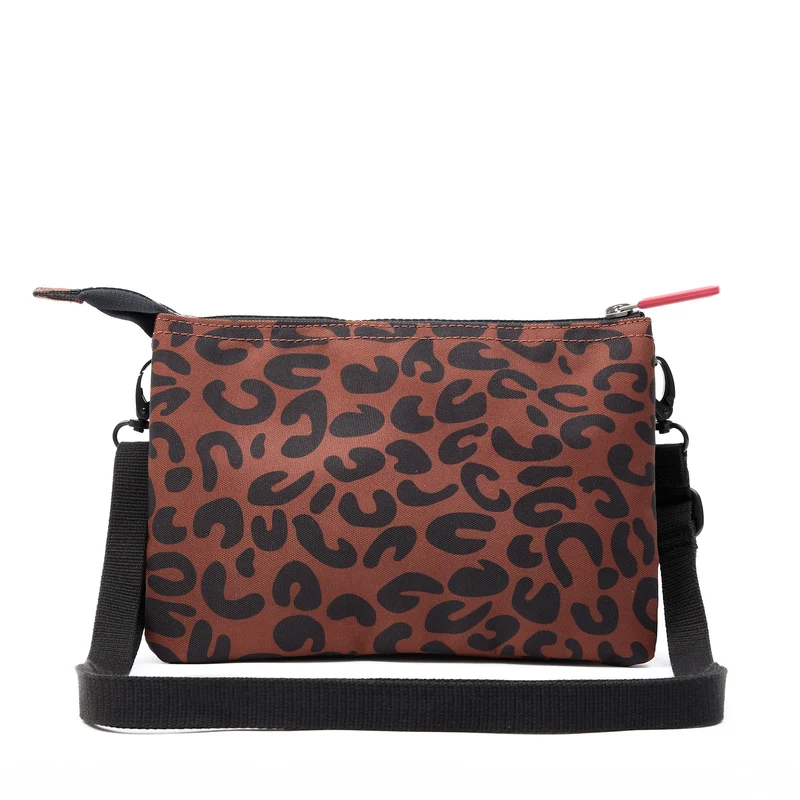 ROKA Carnaby Crossbody XL Tasche aus recyceltem Canvas mit Leopardenmuster