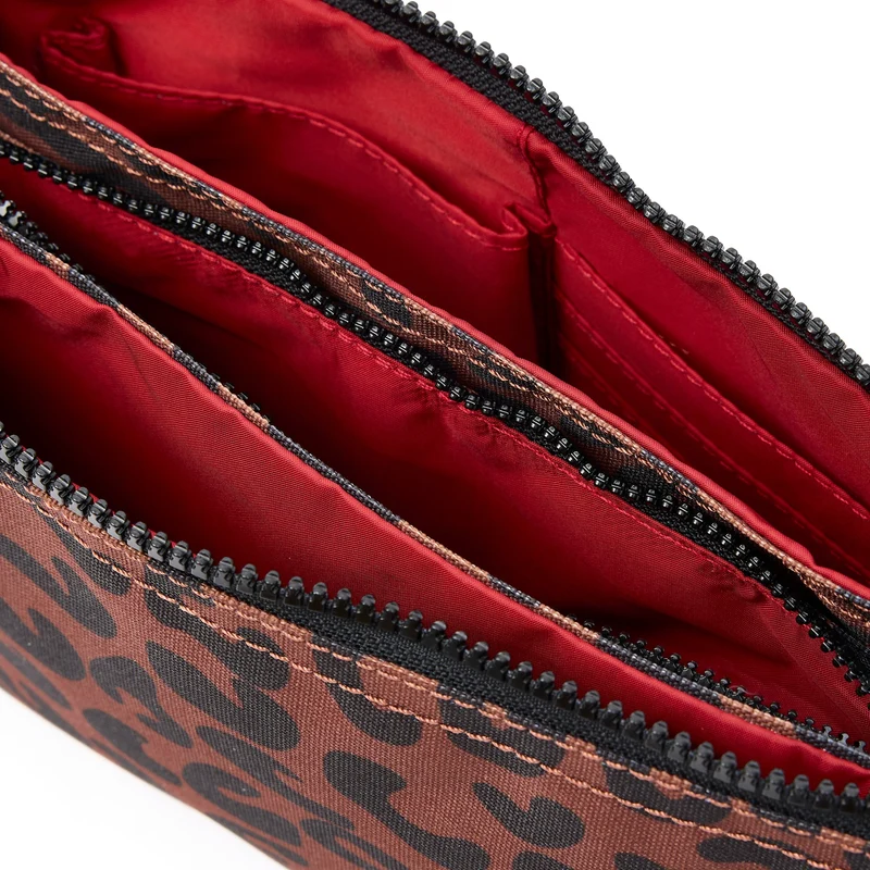 ROKA Carnaby Crossbody XL Tasche aus recyceltem Canvas mit Leopardenmuster
