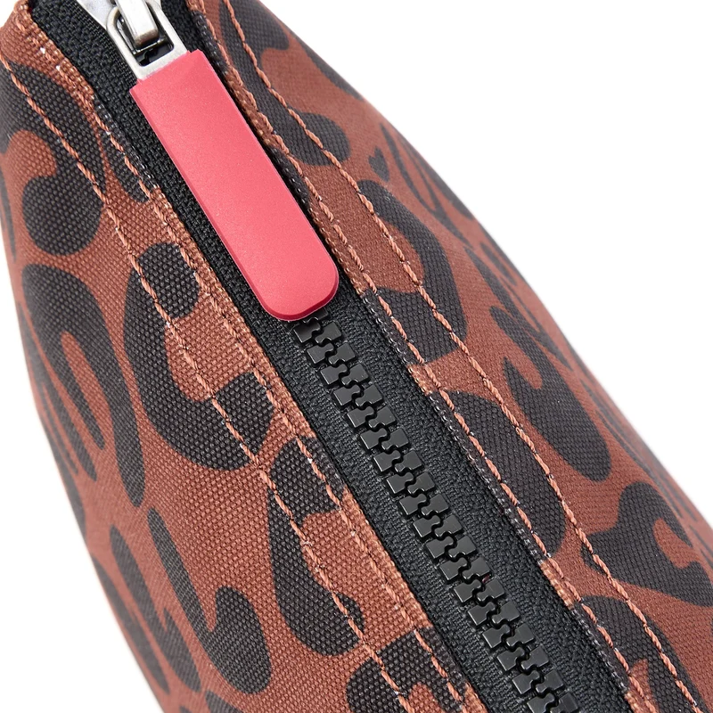 ROKA Carnaby Crossbody XL Tasche aus recyceltem Canvas mit Leopardenmuster