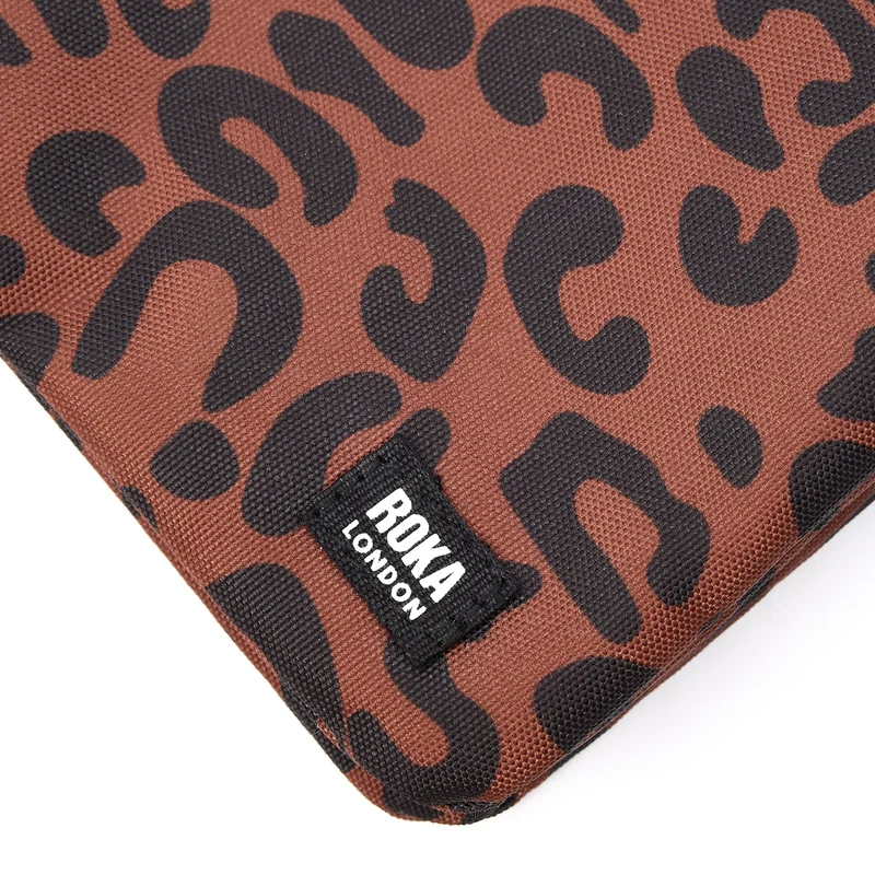 ROKA Carnaby Crossbody XL Tasche aus recyceltem Canvas mit Leopardenmuster