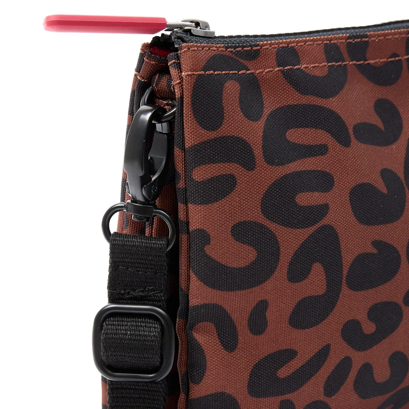 ROKA Carnaby Crossbody XL Tasche aus recyceltem Canvas mit Leopardenmuster