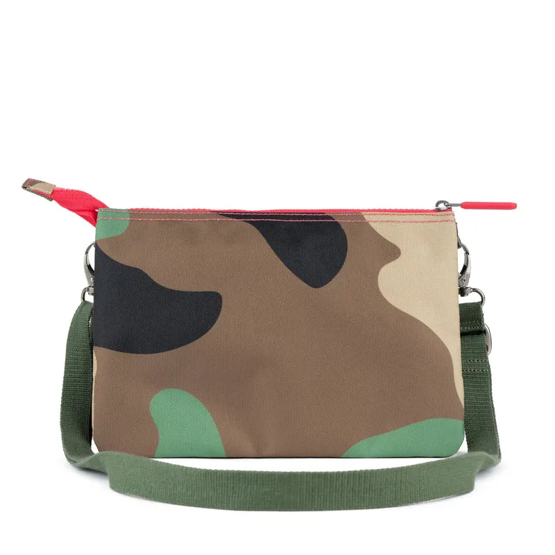 ROKA Carnaby Crossbody XL Vintage Camo Tasche aus recyceltem Canvas