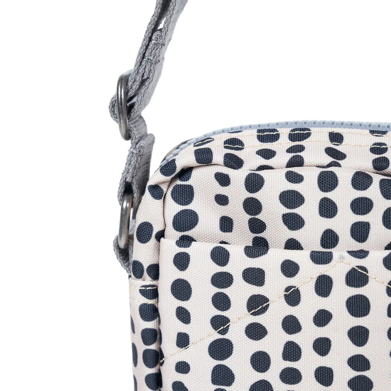 ROKA Bond Linear Dot Tasche aus recyceltem Canvas