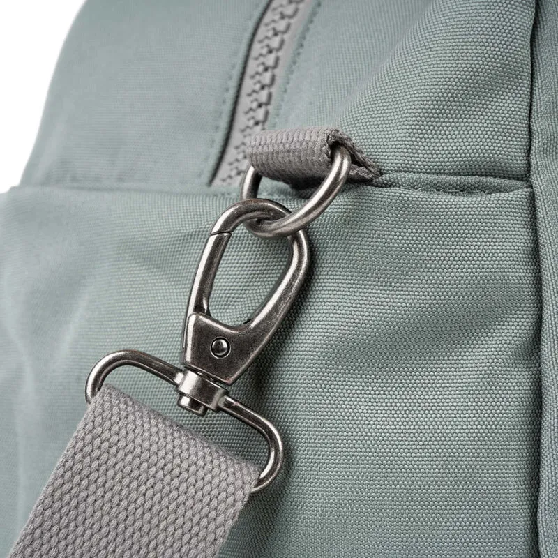 ROKA Große Gatwick-Tasche aus recyceltem Canvas | Zinnfarben
