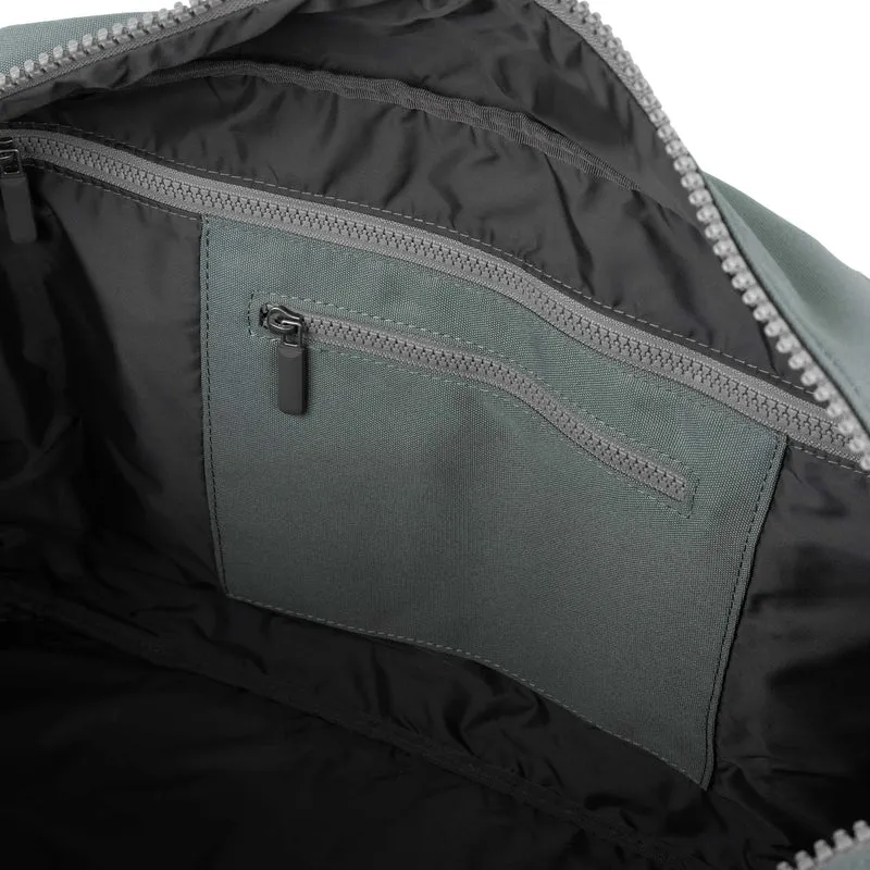 ROKA Große Gatwick-Tasche aus recyceltem Canvas | Zinnfarben
