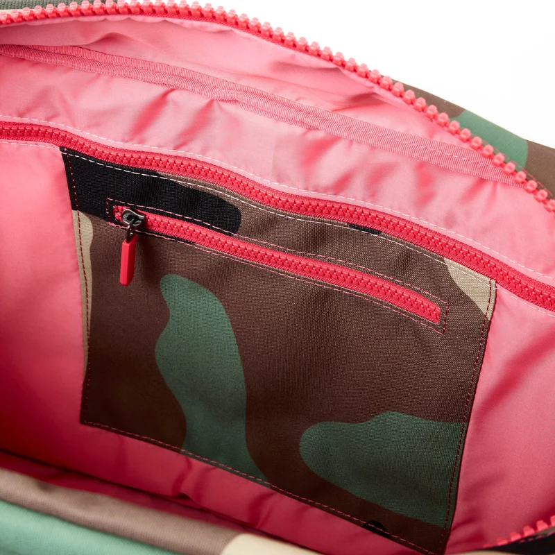 ROKA Gatwick Medium Tasche aus recyceltem Canvas | Vintage-Tarnmuster