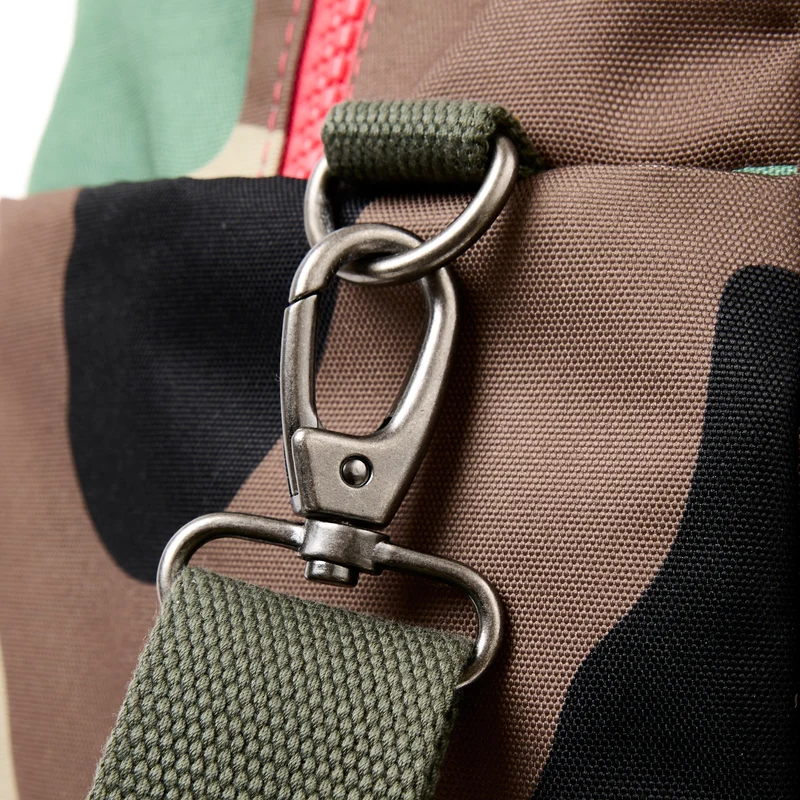 ROKA Gatwick Medium Tasche aus recyceltem Canvas | Vintage-Tarnmuster