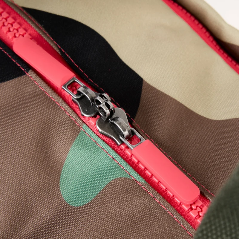 ROKA Gatwick Medium Tasche aus recyceltem Canvas | Vintage-Tarnmuster
