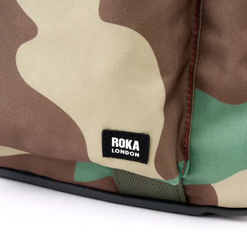 ROKA Gatwick Medium Tasche aus recyceltem Canvas | Vintage-Tarnmuster