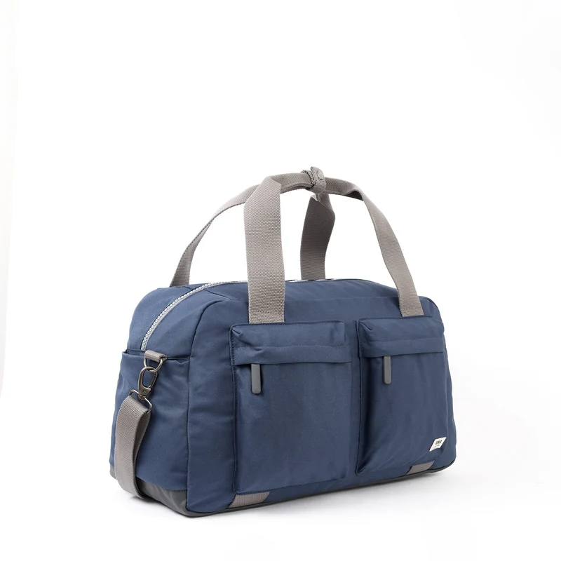 ROKA Gatwick Medium Tasche aus recyceltem Canvas | Dunkelblau