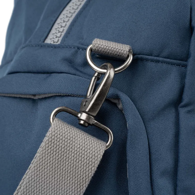 ROKA Gatwick Medium Tasche aus recyceltem Canvas | Dunkelblau