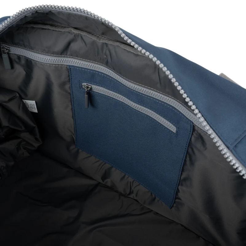 ROKA Gatwick Medium Tasche aus recyceltem Canvas | Dunkelblau