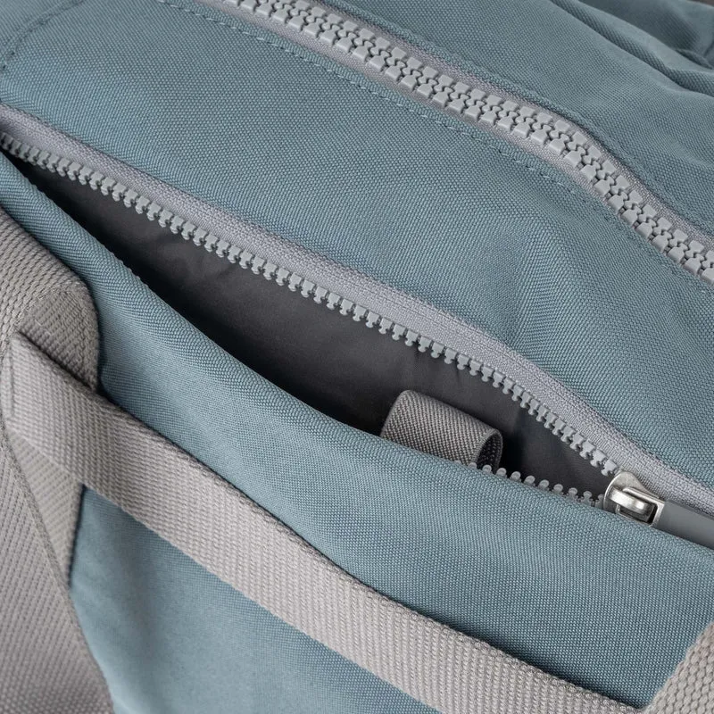 ROKA Gatwick Medium Tasche aus recyceltem Canvas | Airforce
