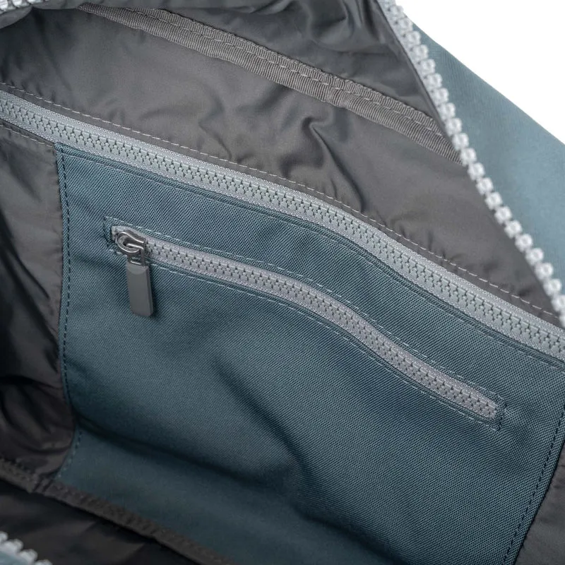 ROKA Gatwick Medium Tasche aus recyceltem Canvas | Airforce
